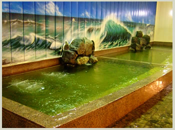 宝温泉黒石の日帰り温泉黒石の男湯の画像を紹介。浴槽の背景には海の波。男らしさを感じます。